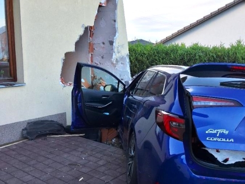 Kuriózní nehoda se stala ve Světlé nad Sázavou: Auto přejelo zahradu a skončilo až v obýváku